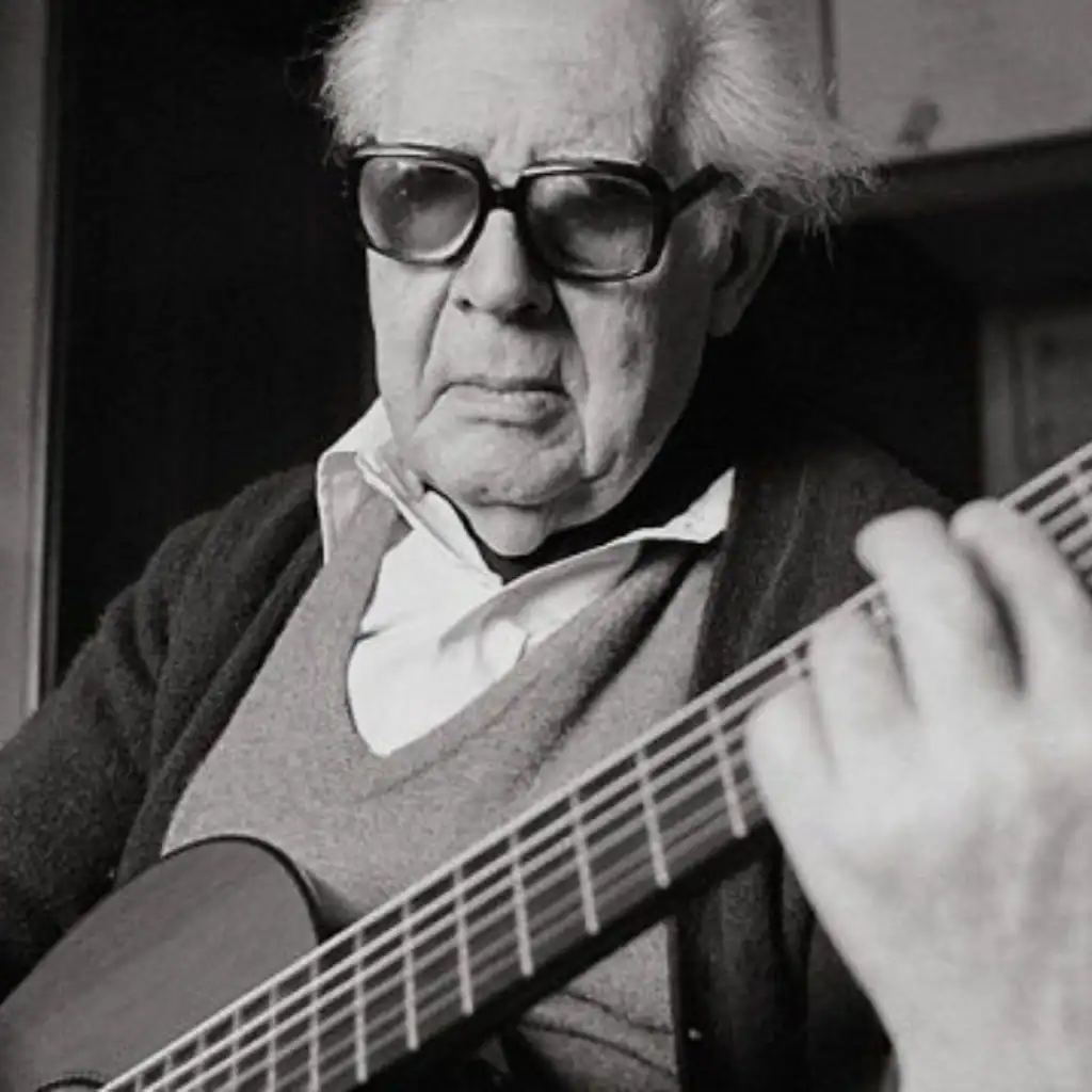 Alejandro Mendoza, músico guitarrista, tocando guitarra clásica en fotografía en blanco y negro.
